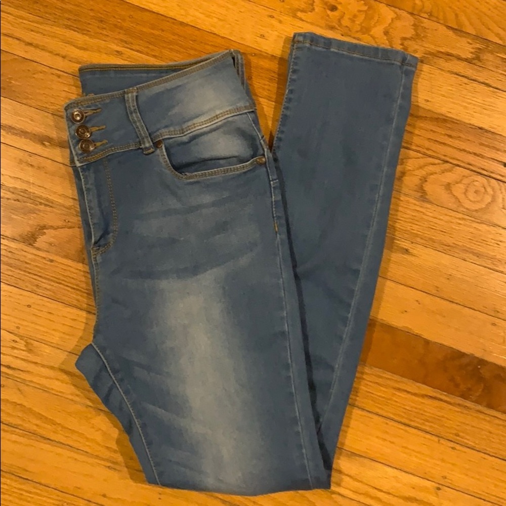 High-waisted on trend jeans!!!